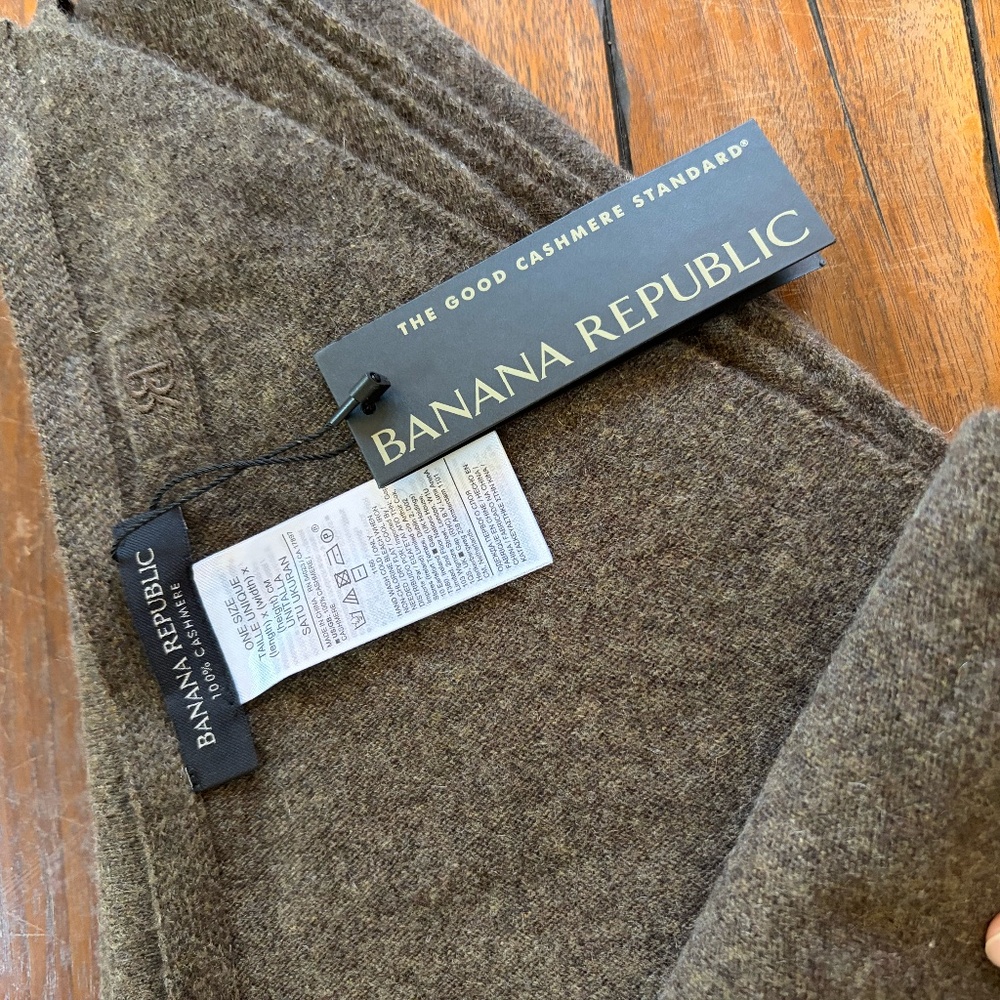 NWT Banana Republic Triangle Cashmere Scarf